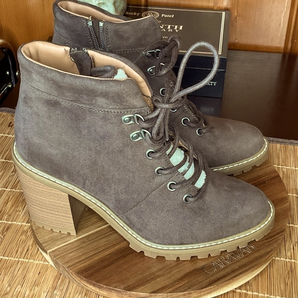 NWT Chocolate Brown Suede Universal thread ankle boots faux fur interior SZ 7.5